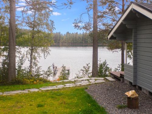 - une vue sur un lac du côté d'une maison dans l'établissement Holiday Home Hukka 7 by Interhome, à Harkala