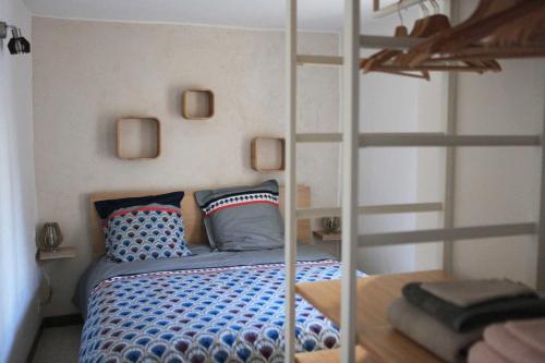 1 dormitorio con litera y escalera en Appartement de Charme - Parc du Luberon, en Cadenet