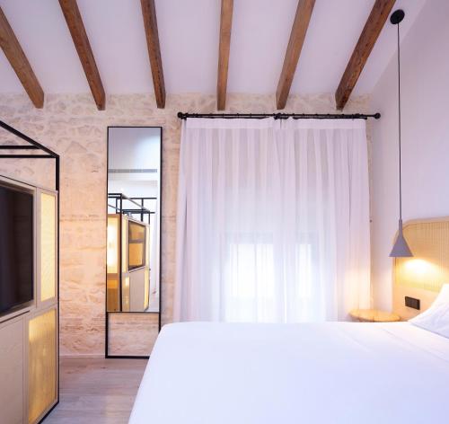 سرير أو أسرّة في غرفة في Hotel Serawa Alicante