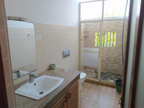 Ένα μπάνιο στο Hostel Residence Bentota