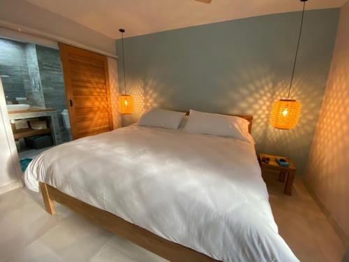 מיטה או מיטות בחדר ב-Princess Mahault - Beachfront - Orient bay - luxury apartment