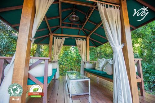 Habitación en una casa en un árbol con cama y mesa en Yvy Hotel de Selva en Puerto Iguazú