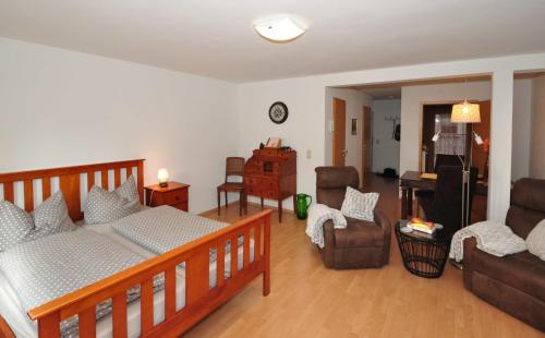 une chambre avec un lit et un salon dans l'établissement Zum Augustiner I, Erfurt Zentrum, à Erfurt