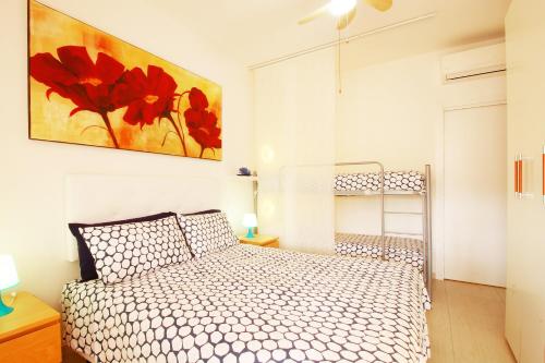 フォッローニカにあるHoliday Home Arzilliのベッドルーム1室(ベッド1台付)が備わります。壁には絵画が飾られています。