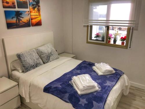 - une chambre avec un lit et 2 serviettes dans l'établissement Turquesa 10, à La Pineda