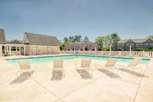 un grupo de sillas y una piscina en Two-Bedroom Vacation Condo en Myrtle Beach