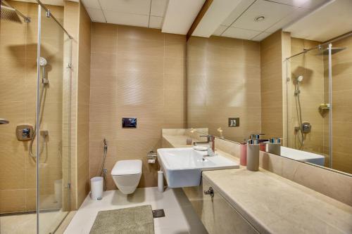 ห้องน้ำของ 5 Sparkle Tower Apt by Swarovski, Dubai Marina