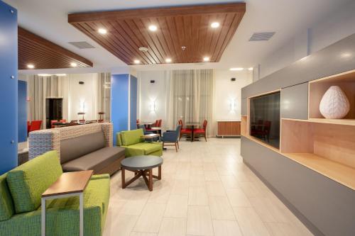 Holiday Inn Express & Suites Phoenix Glendale Dist, an IHG Hotel Image