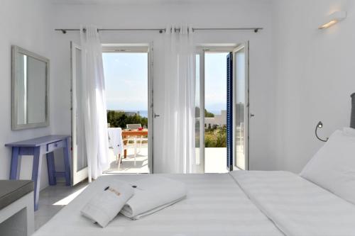 Ένα ή περισσότερα κρεβάτια σε δωμάτιο στο Blue Amaryllis Villas