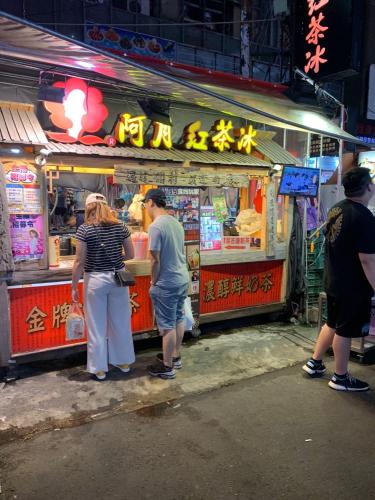 a group of people standing in front of a food stand at 星霖之家 in Taichung