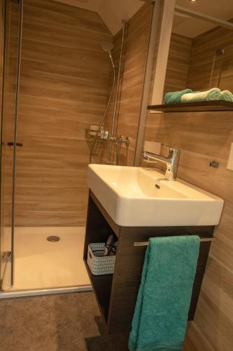 a bathroom with a sink and a shower at Hotel Landgasthaus Neues Bild, Eggerstanden in Appenzell
