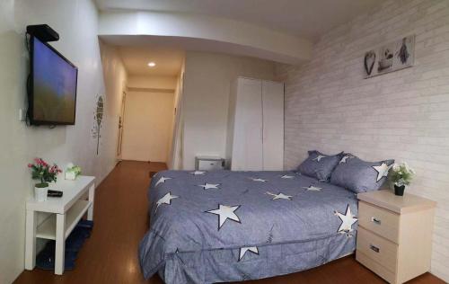 a bedroom with a bed with stars on it at 星霖之家 in Taichung