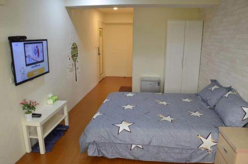 a bedroom with a bed with stars on it at 星霖之家 in Taichung