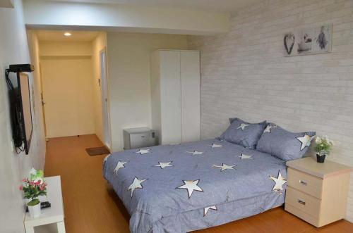 a bedroom with a bed with stars on it at 星霖之家 in Taichung