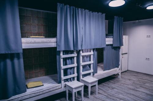 Dviaukštė lova arba lovos apgyvendinimo įstaigoje Smart Hostel