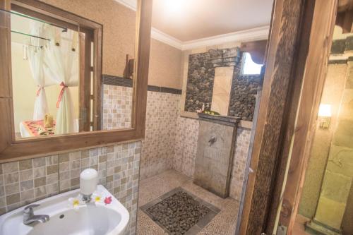 Un baño de Trijaya Guest House Pemuteran