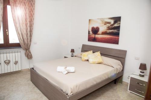 a bedroom with a bed in a room at Cor Mij in Gragnano