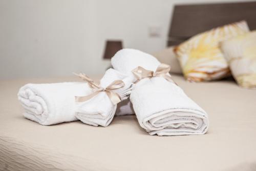 a group of towels sitting on top of a bed at Cor Mij in Gragnano