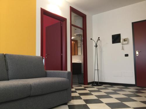 un soggiorno con divano e pavimento a scacchi di SUB 14 Suite Apartment - Vietato Fumare a Reggio Emilia
