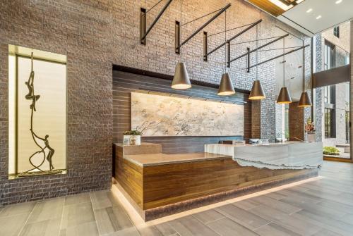 een lobby met een bakstenen muur bij Global Luxury Suites at Reston Town Center in Reston