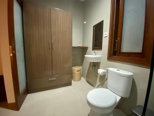 Dikubu Belong Seminyak tesisinde bir banyo