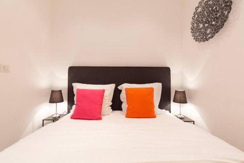 - 2 oreillers colorés installés au-dessus du lit dans l'établissement Palais Miramar Croisette 1 bedroom, à Cannes