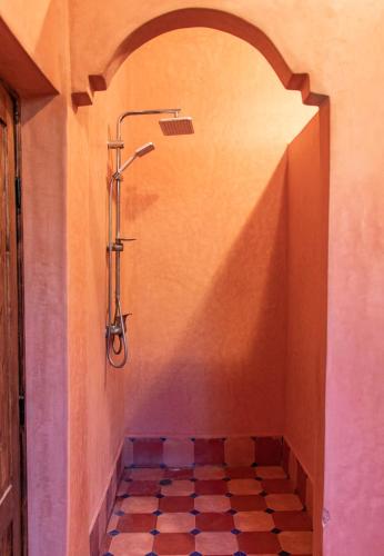 y baño con ducha en la pared. en Riad Malak, en Ouirgane