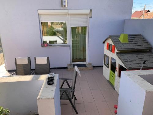 a small house with a table and chairs on a balcony at Panni Vendégház in Egerszalók