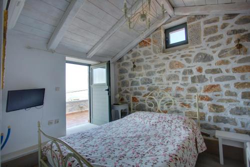Postel nebo postele na pokoji v ubytování Mani Stone Towers