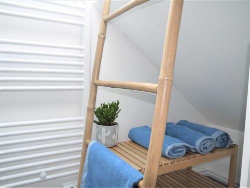 une échelle dans une pièce avec des serviettes dans l'établissement 13K Arz, à Vannes