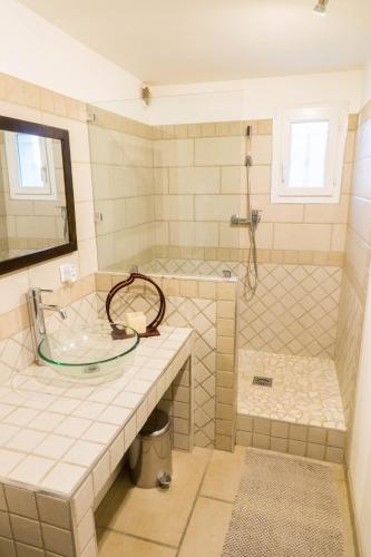 une salle de bain avec une baignoire, un lavabo et une douche dans l'établissement Appartements vue panoramique avec piscine et jacuzzi, à Langlade