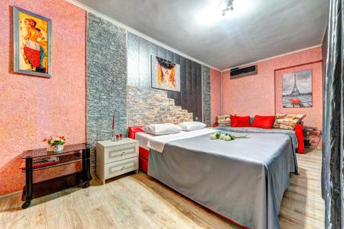 a bedroom with two beds and a couch at Four-room apartment near the Opera of Ukraine in Kyiv