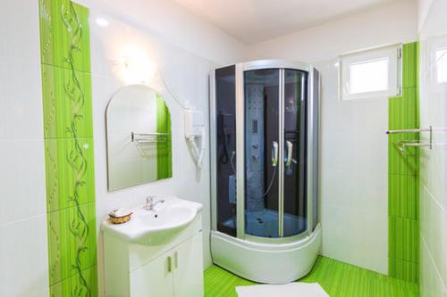 ブレアザにあるLac de Verde - Golf&Leisure Resortの緑と白のバスルーム(シンク、鏡付)