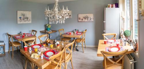 uma sala de jantar com mesas e cadeiras de madeira em B&B Posthoorn em Hoorn