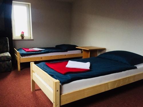 2 Betten in einem Zimmer mit Fenster in der Unterkunft Caffe Boulevard Apartmá in Waldsassen