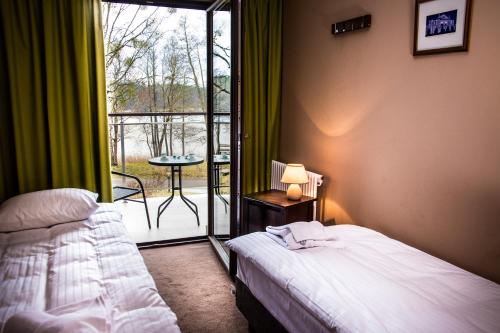 Posteľ alebo postele v izbe v ubytovaní APARTAMENT PERŁA A11 NAD PIĘKNYM JEZIOREM PLUSZNE