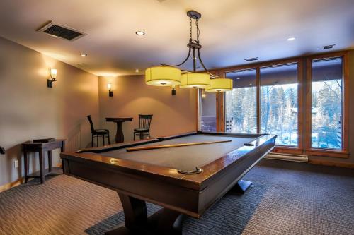 Gallery image of Rundle Cliffs Lodge by Spring Creek Vacations in Canmore