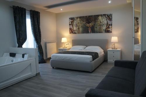 1 dormitorio con cama, bañera y lavamanos en B&B Maison Grace en Peschici
