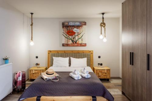 sypialnia z łóżkiem z kapeluszem w obiekcie Supreme Comfort Apartments by Athens Stay w Atenach