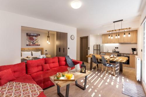 salon z czerwoną kanapą i stołem w obiekcie Supreme Comfort Apartments by Athens Stay w Atenach