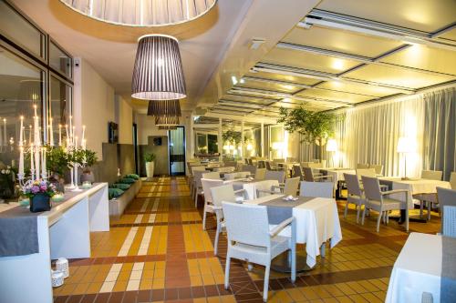 Un restaurante o sitio para comer en Hotel Santiago
