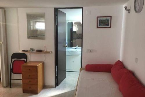 un soggiorno con divano rosso e tavolo di Buganvília Apartment Praia da Falésia ad Albufeira