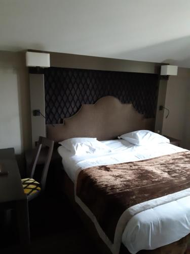 Ένα ή περισσότερα κρεβάτια σε δωμάτιο στο Logis Auberge Saint Simond