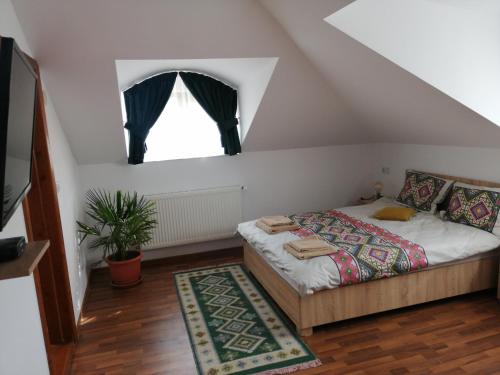 Кровать или кровати в номере Pensiunea Pe Vale La Moco