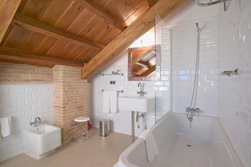 a bathroom with a tub and a sink and a toilet at Hostería Camino in Luyego de Somoza