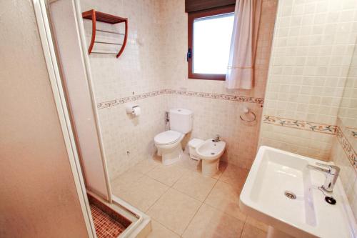 ห้องน้ำของ Dos Soles - sea view holiday home with private pool in Costa Blanca