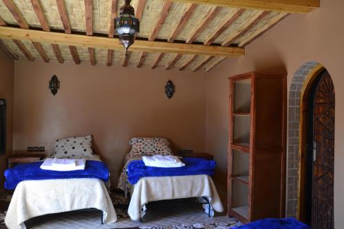 En eller flere senge i et værelse på Mhamid Auberge Saharaespace