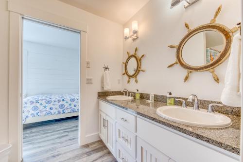 łazienka z 2 umywalkami i dużym lustrem w obiekcie Twin Rocks Beach Retreat w mieście Rockaway Beach