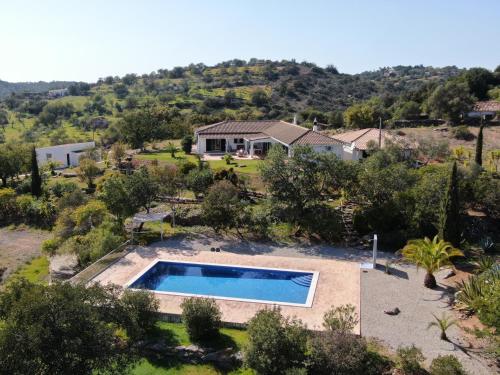 una vista aérea de una piscina en un patio en Casa de Sabine, en Olhão