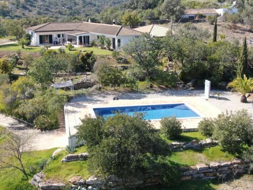 an aerial view of a house with a swimming pool at Casa de Sabine in Olhão